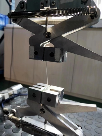 山東大學(xué)半干模拉伸試驗機(jī)測試.jpg 山東大學(xué)半干模拉伸試驗機(jī)測試.jpg